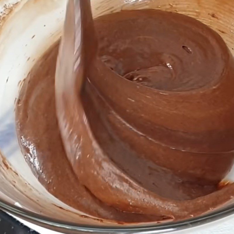 Step 4 Mix the batter, pour into the baking tray Chocolate cake without flour, baking powder