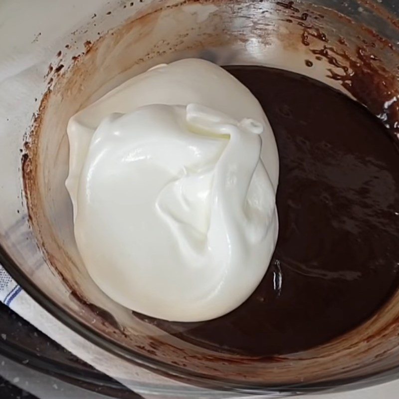 Step 4 Mix the batter, pour into the baking tray Chocolate cake without flour, baking powder