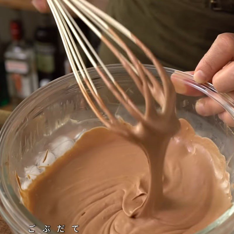 Step 7 Mix chocolate cream mixture for chocolate pancake with pearl cream