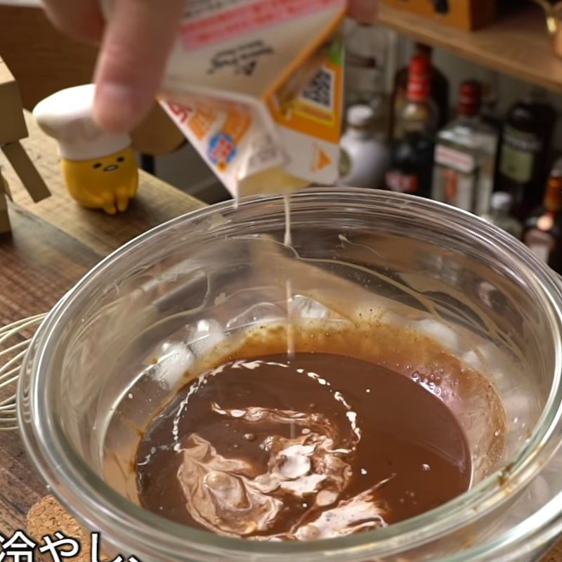 Step 7 Mix chocolate cream mixture for chocolate pancake with pearl cream