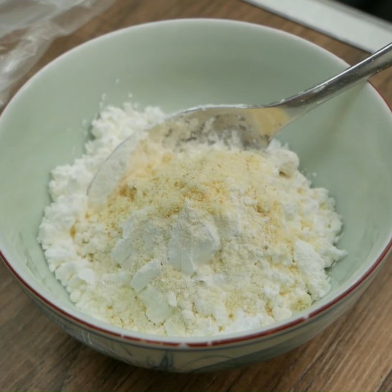 Step 4 Mixing and coating with flour Fried chicken leg with fish sauce