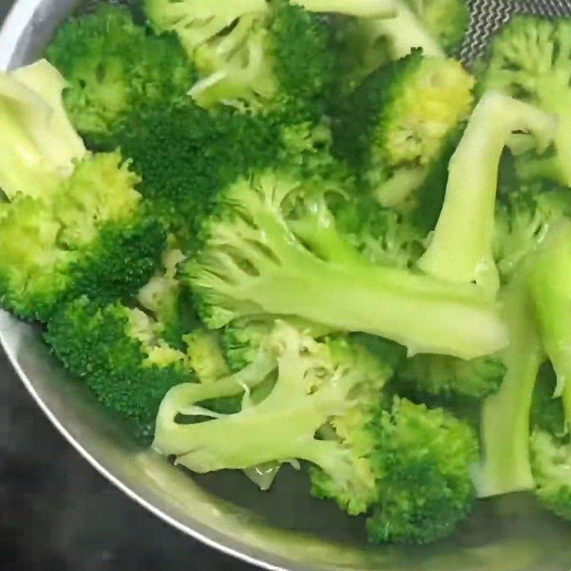 Step 3 Blanch broccoli and sea cucumber Sea cucumber stir-fried with shiitake mushrooms