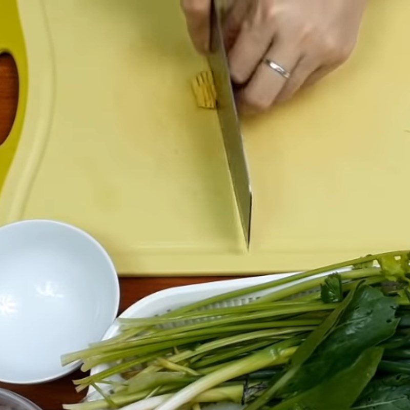 Step 1 Preparing vegetables for stir-fried noodles with seafood