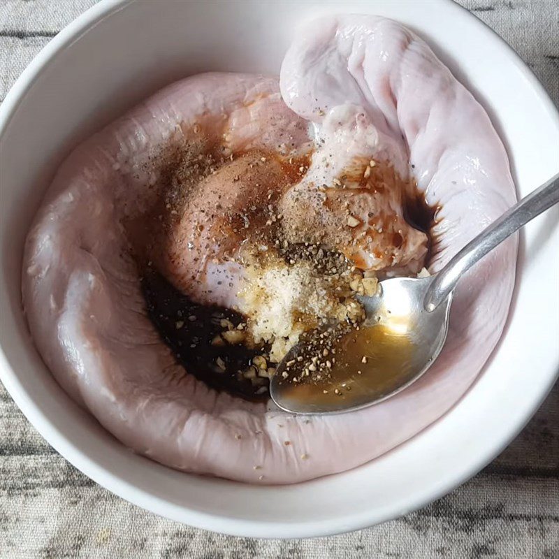 Step 2 Marinate the stomach for Braised Pork Stomach in Coconut Water