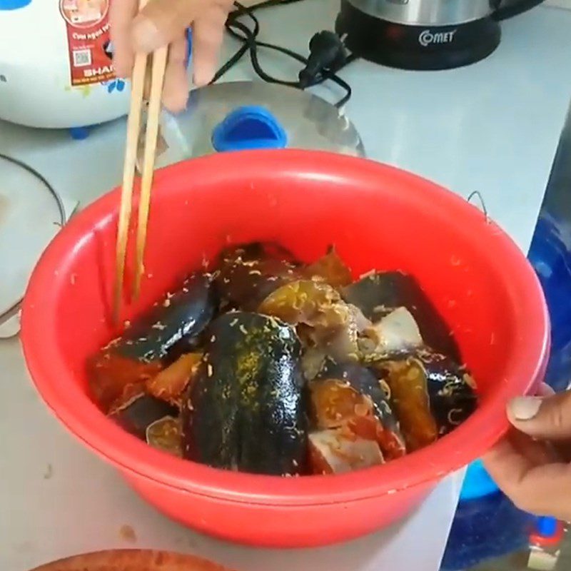 Step 3 Marinating the fish Catfish stir-fried with lemongrass