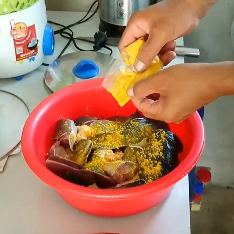 Step 3 Marinating the fish Catfish stir-fried with lemongrass