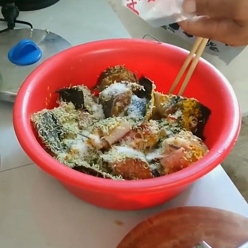 Step 3 Marinating the fish Catfish stir-fried with lemongrass