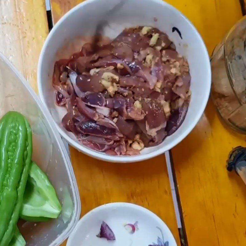 Step 2 Marinate chicken intestines Stir-fried chicken intestines with bitter melon