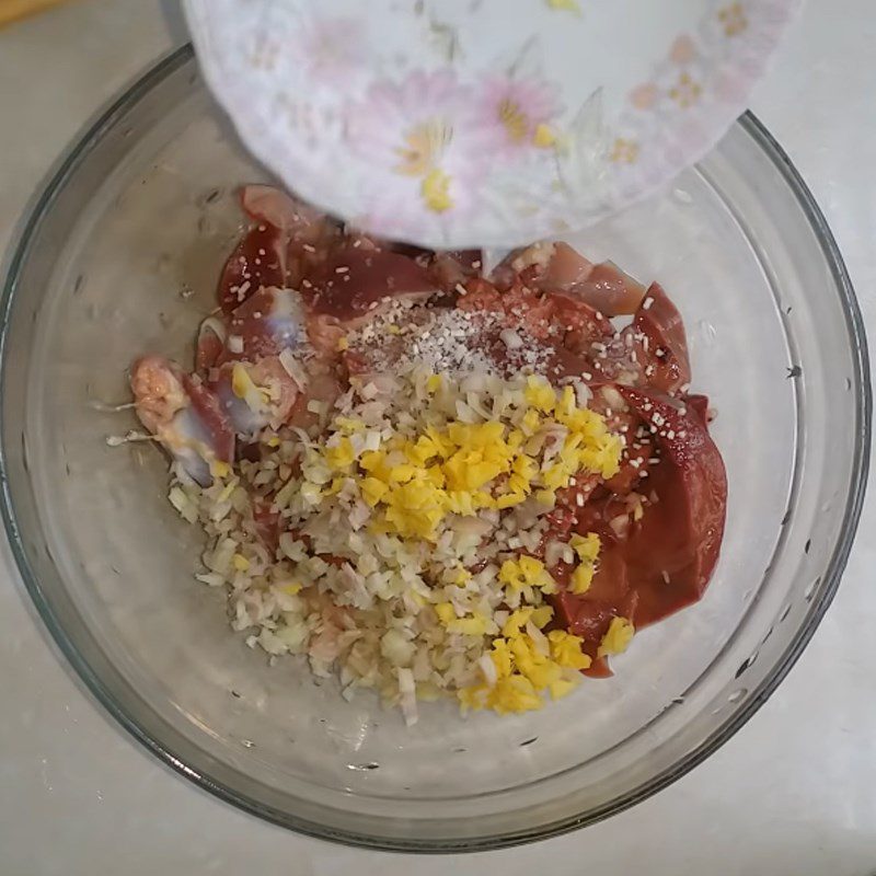 Step 2 Marinate chicken intestines Stir-fried chicken intestines with green bananas