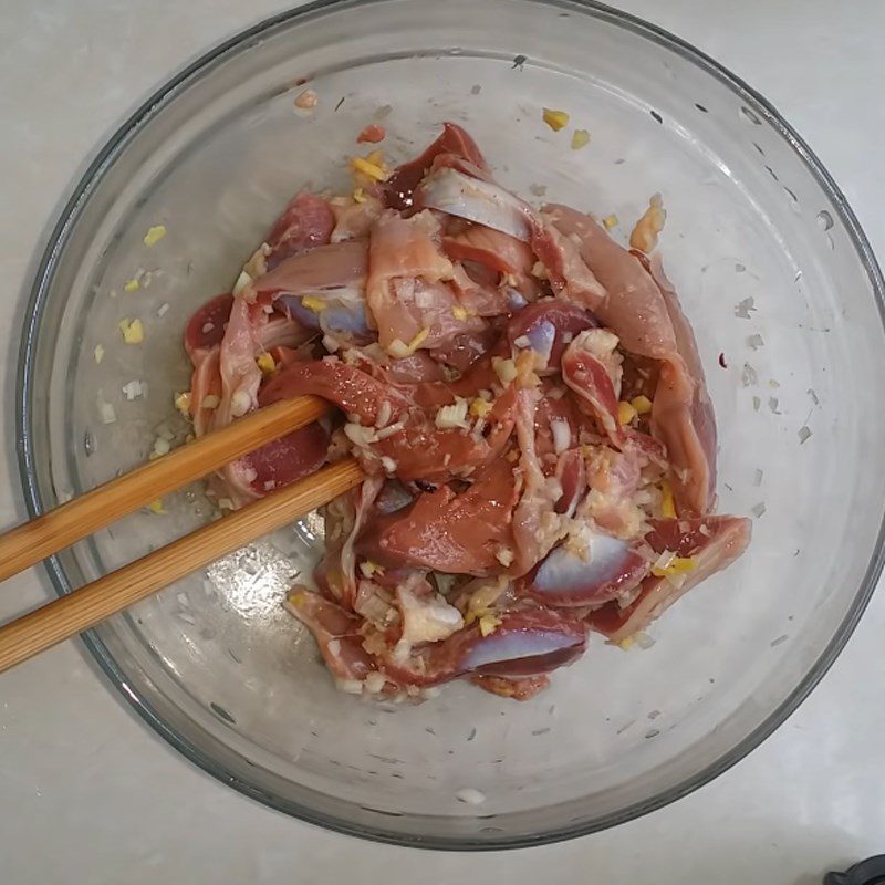 Step 2 Marinate chicken intestines Stir-fried chicken intestines with green bananas