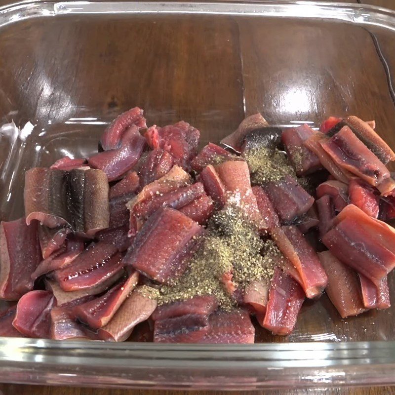 Step 2 Marinate the eel Eel stir-fried with wild betel leaves