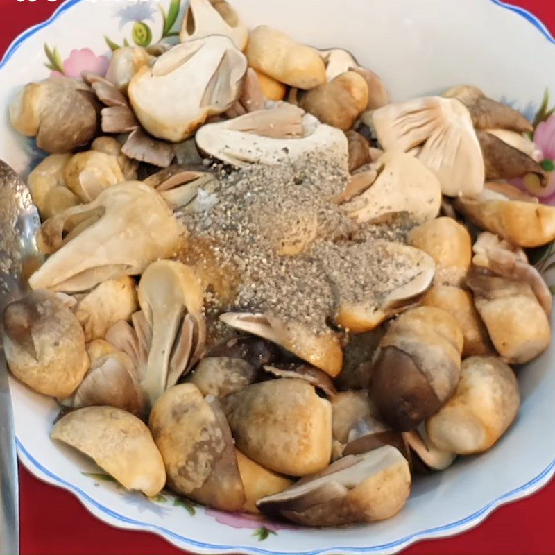 Step 3 Marinate the straw mushrooms Stir-fried straw mushrooms with gourd