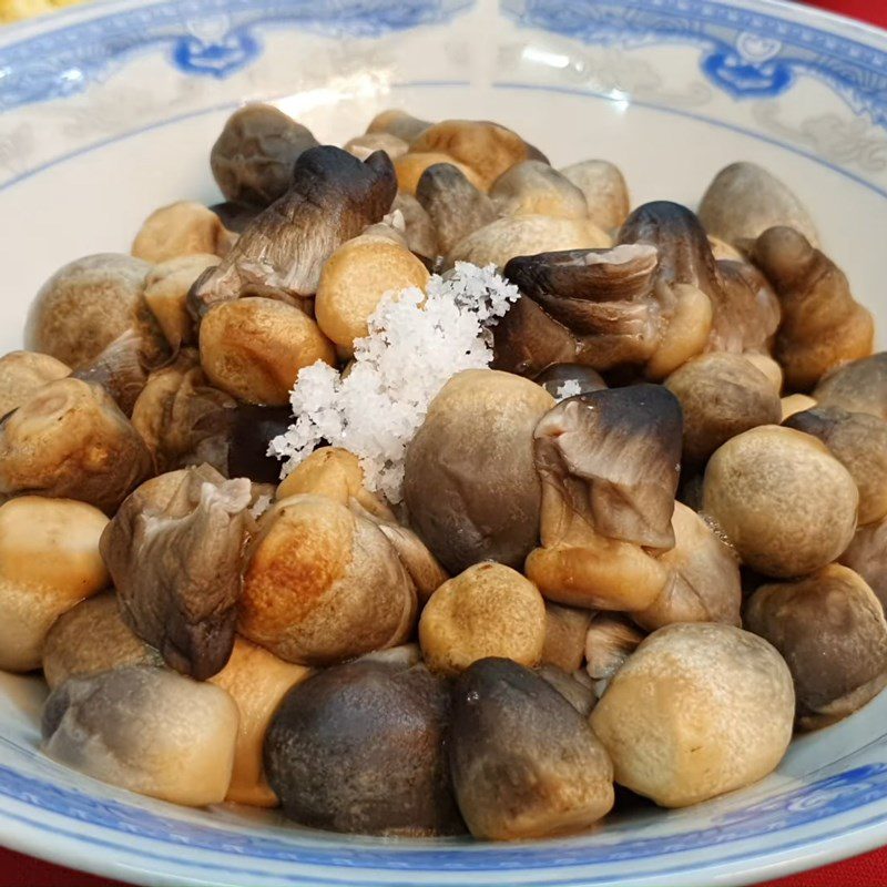 Step 3 Marinate the straw mushrooms Stir-fried sweet and sour straw mushrooms