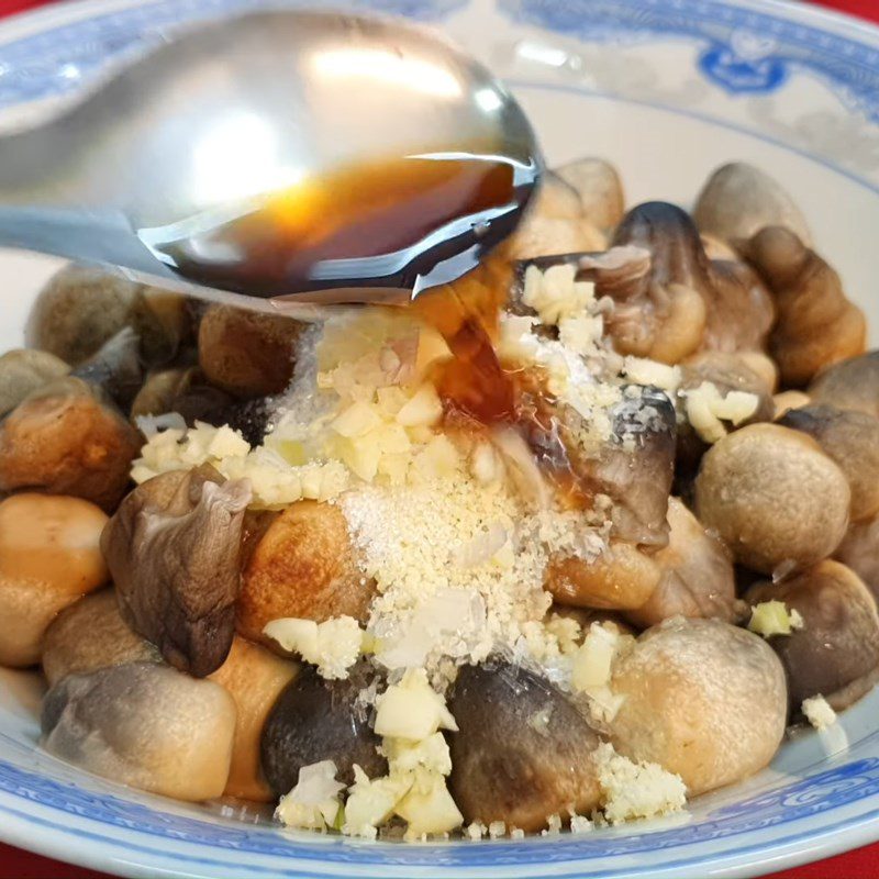 Step 3 Marinate straw mushrooms Sweet and sour stir-fried straw mushrooms