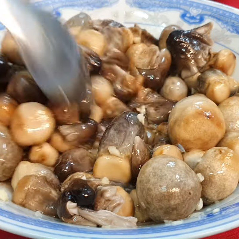 Step 3 Marinate straw mushrooms Sweet and sour stir-fried straw mushrooms