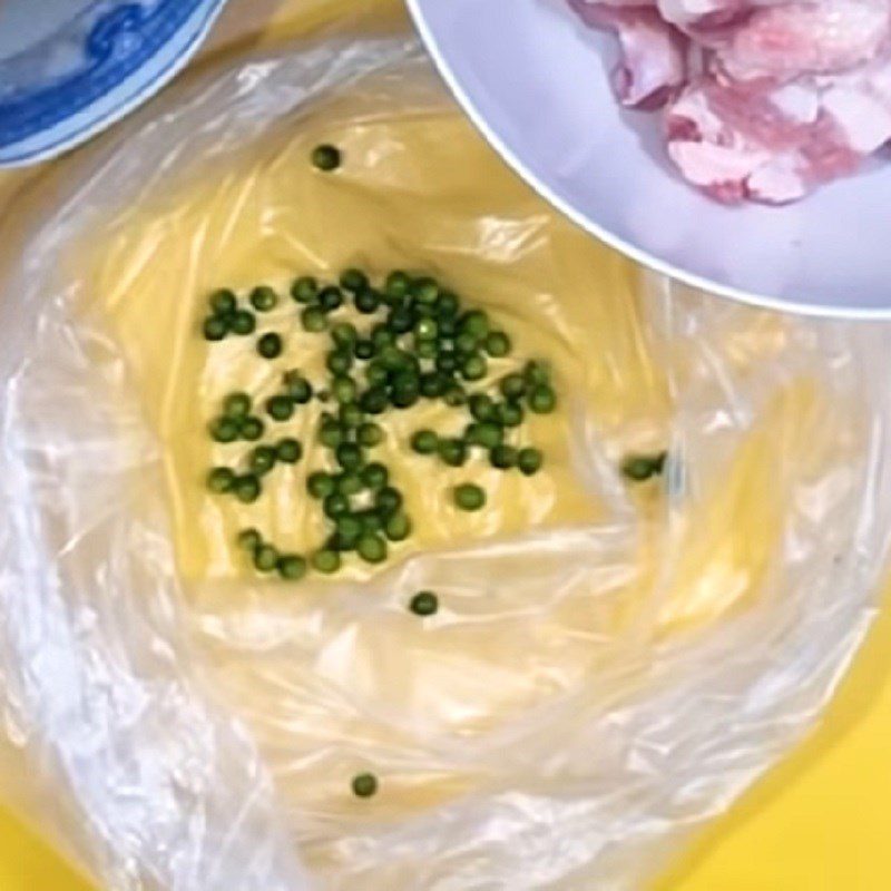 Step 2 Marinate the meat Green pepper braised meat