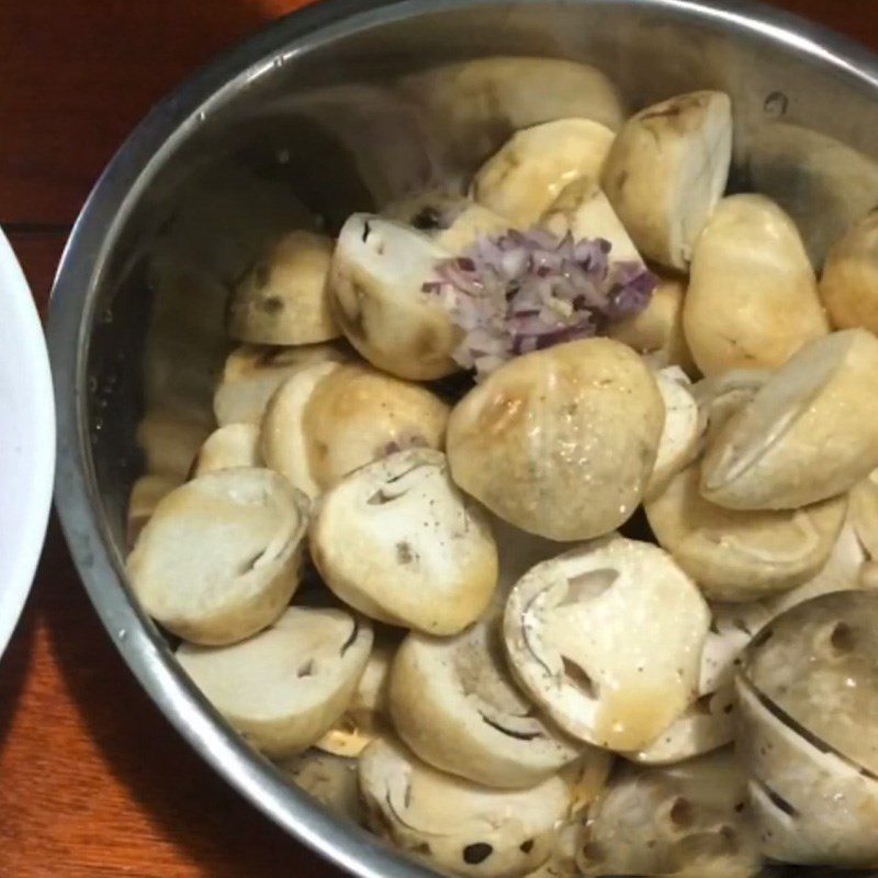 Step 2 Marinate the meat and mushrooms for Braised Pork with Straw Mushrooms