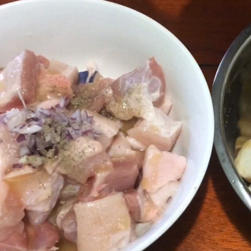 Step 2 Marinate the meat and mushrooms for Braised Pork with Straw Mushrooms