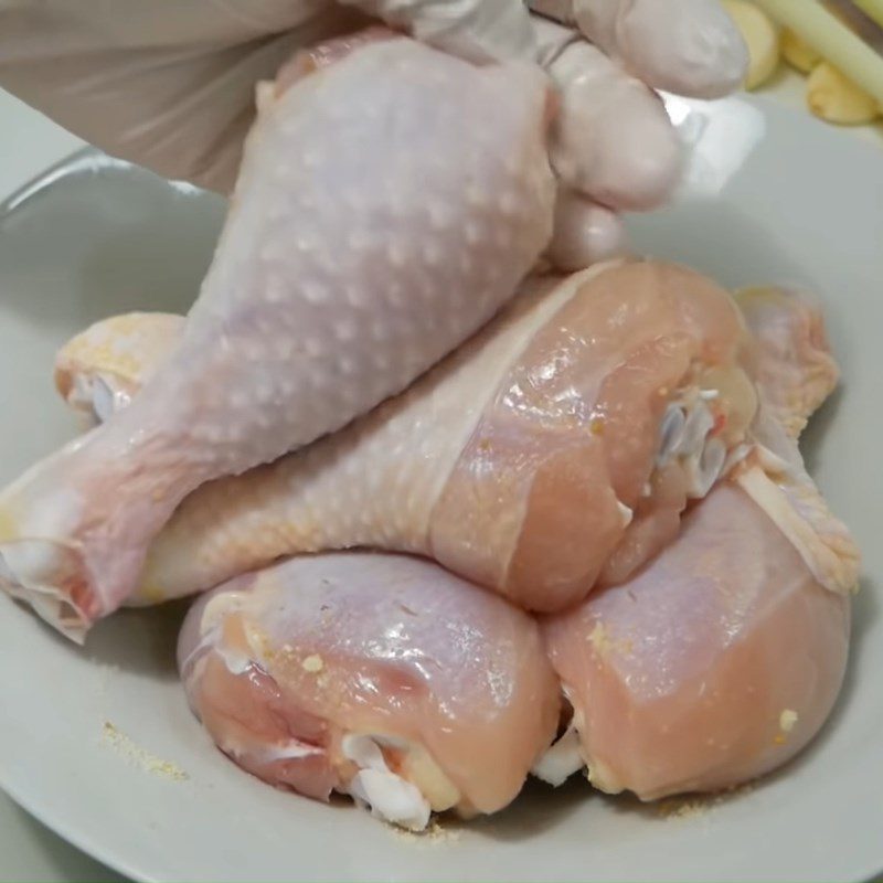 Step 2 Marinate and steam the chicken Fried chicken thighs with fish sauce