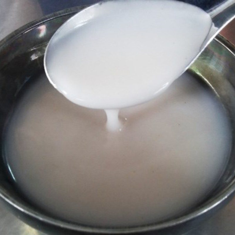 Step 3 Squeeze coconut milk Duck feet stewed with coconut milk