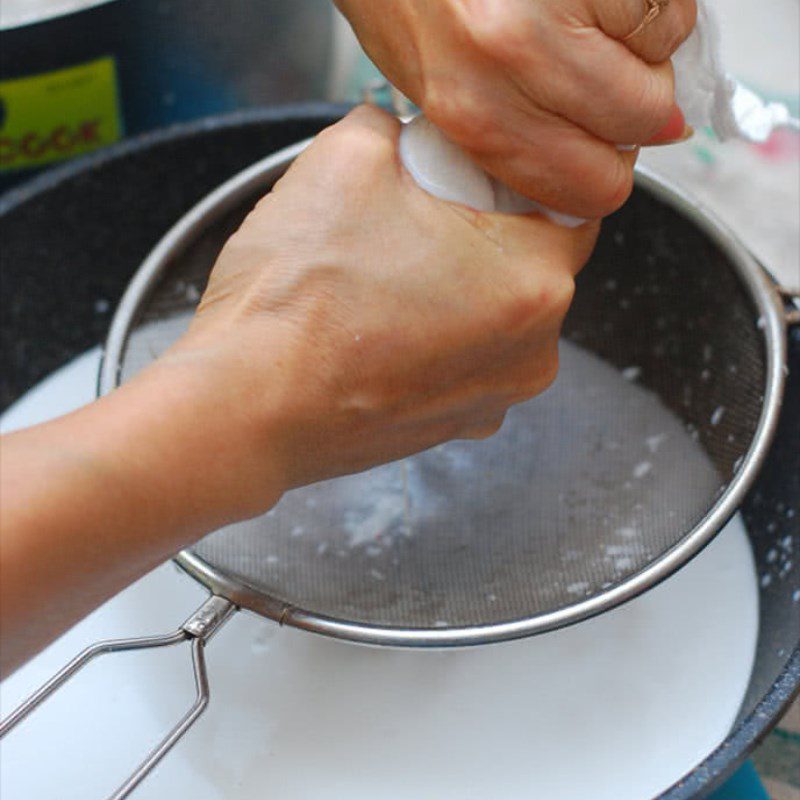 Step 3 Squeeze coconut milk Duck feet stewed with coconut milk