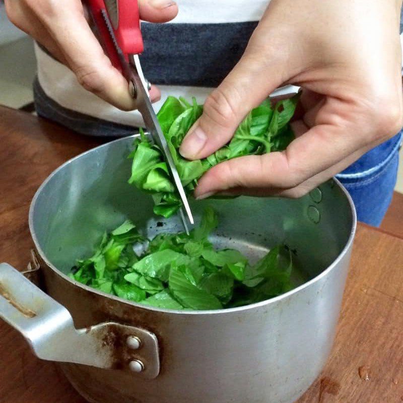 Step 1 Squeeze the juice from butterfly pea flowers and pandan leaves for two-layer sticky rice