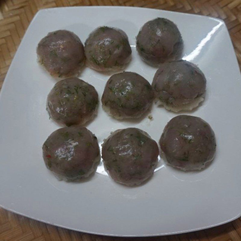 Step 3 Forming fish cakes Fish cakes wrapped in sticky rice