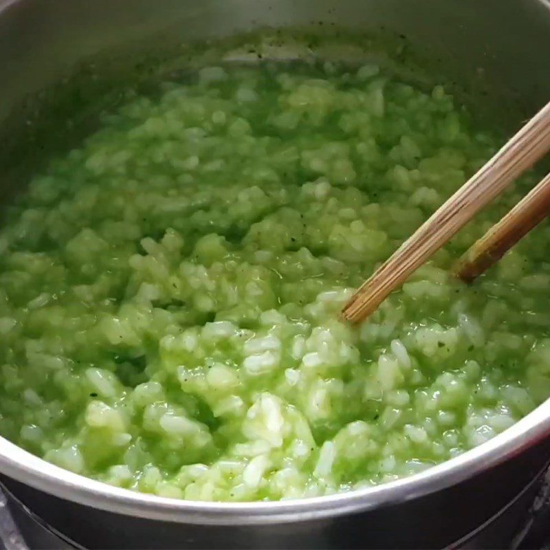 Step 3 Stir-fry and add frog meat to the frog porridge pot with amaranth