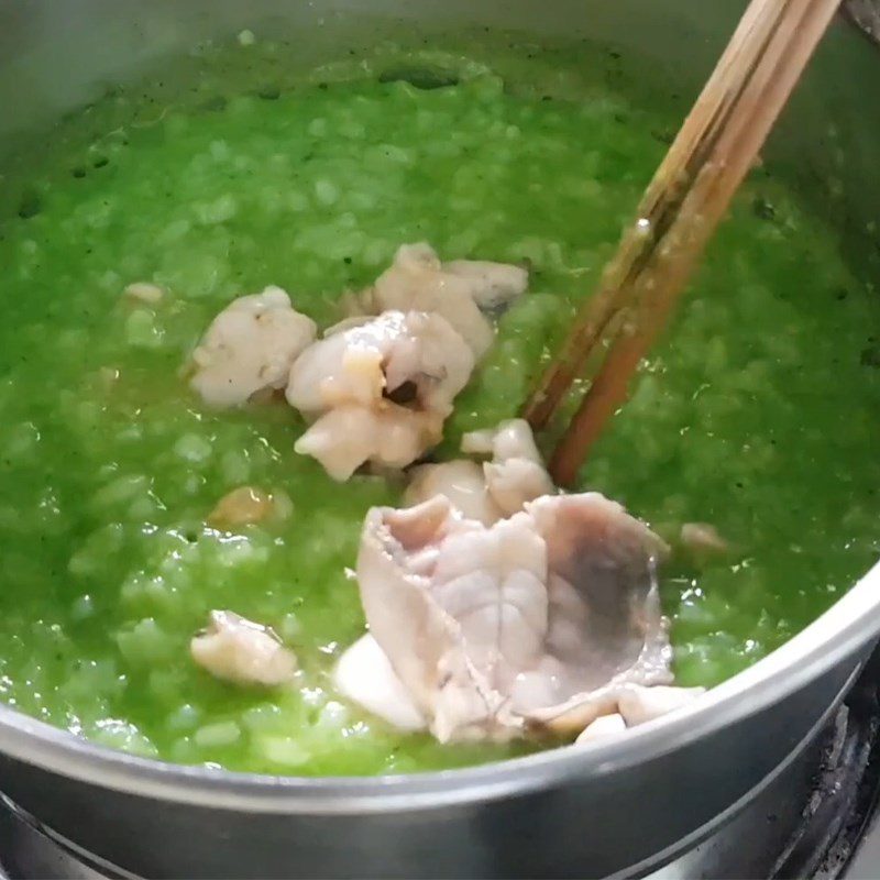 Step 3 Stir-fry and add frog meat to the frog porridge pot with amaranth