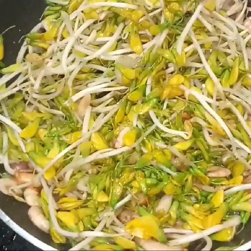 Step 4 Stir-fry water lily flowers with shrimp Stir-fried shrimp with water lily flowers