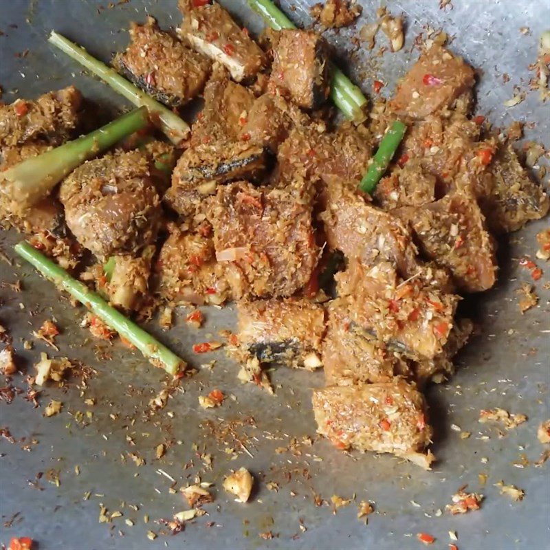 Step 4 Stir-fry the fish Stir-fried stingray with lemongrass and chili