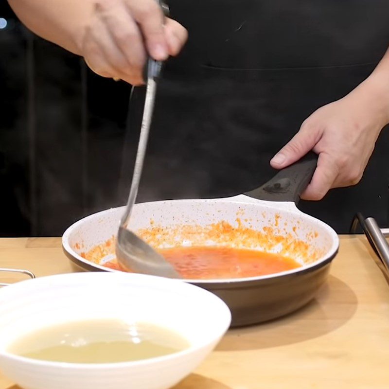 Step 4 Sauté the tomatoes for the sour soup