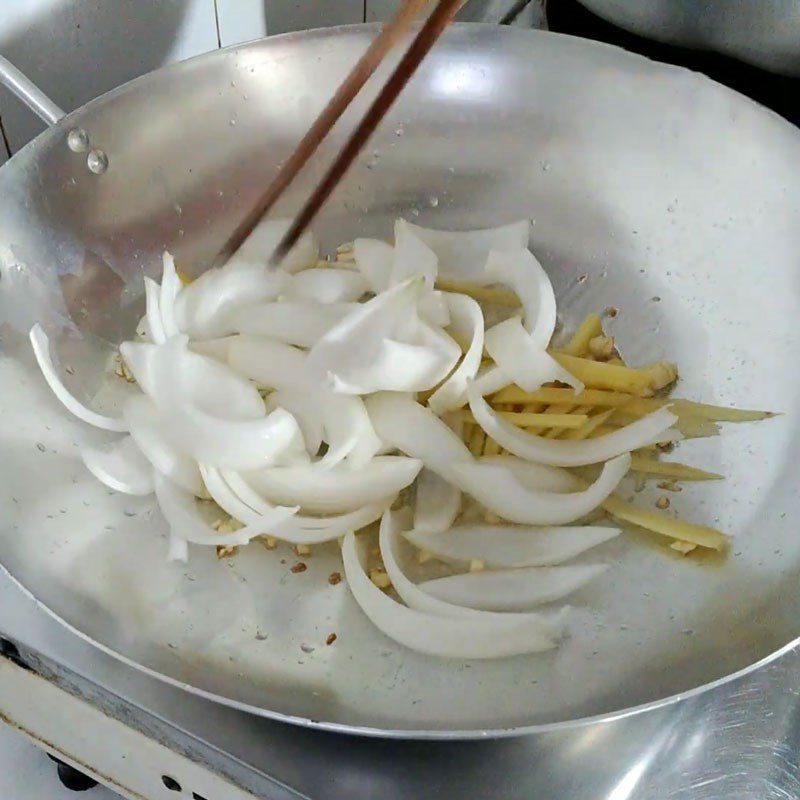 Step 2 Stir-frying ingredients Roasted duck stir-fried with pickled mustard greens