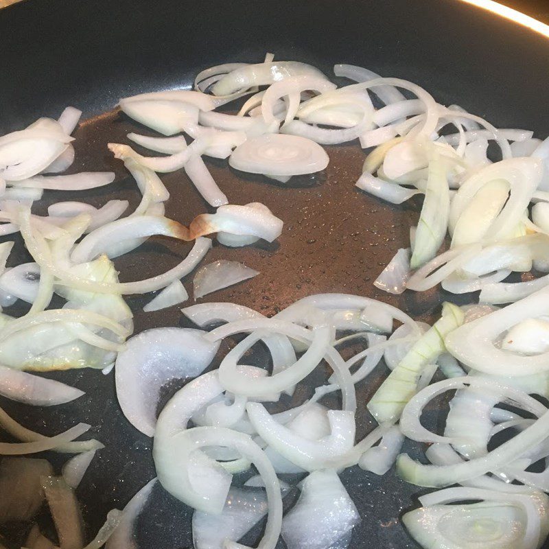 Step 2 Sauté onions with eggs Sautéed onions with chicken eggs