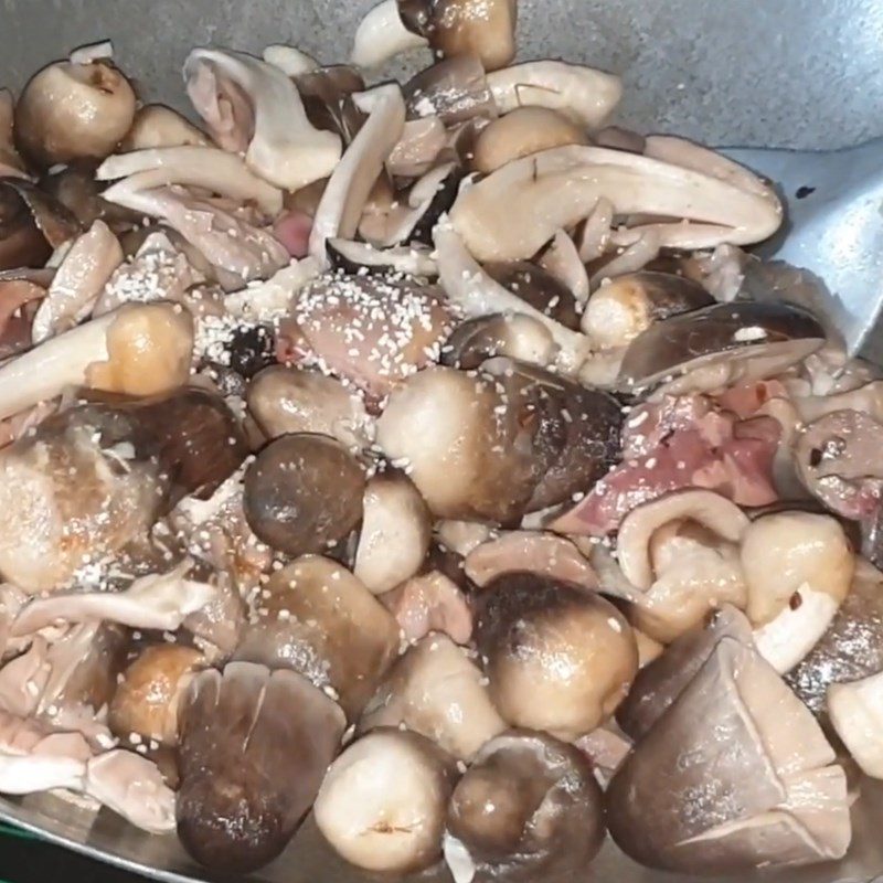 Step 3 Stir-fried chicken intestines with mushrooms Stir-fried chicken intestines with straw mushrooms