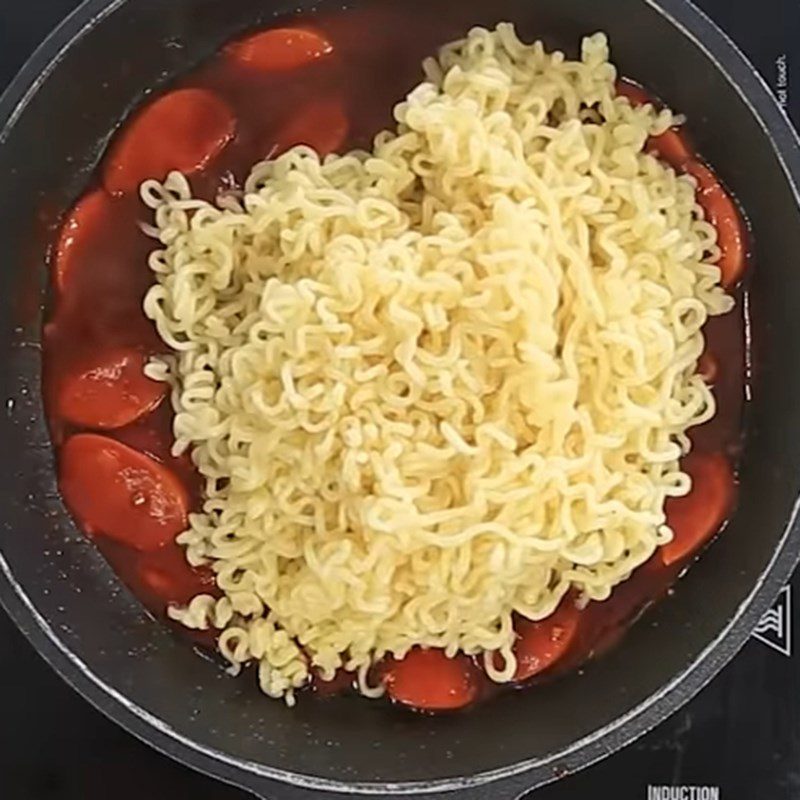 Step 3 Stir-fried noodles with sausage and cheese