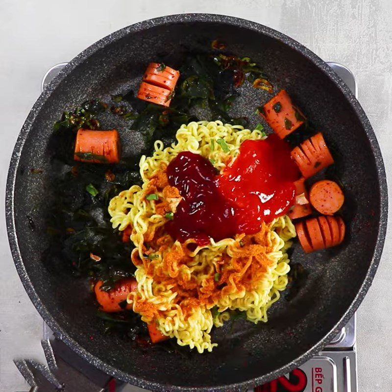 Step 3 Stir-fry noodles Stir-fried noodles with sausages and seaweed