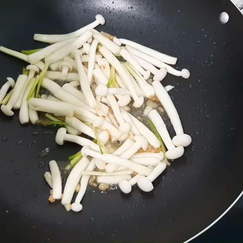 Step 3 Stir-fry vegetables Fried noodles with eggs, vegetables, and mushrooms