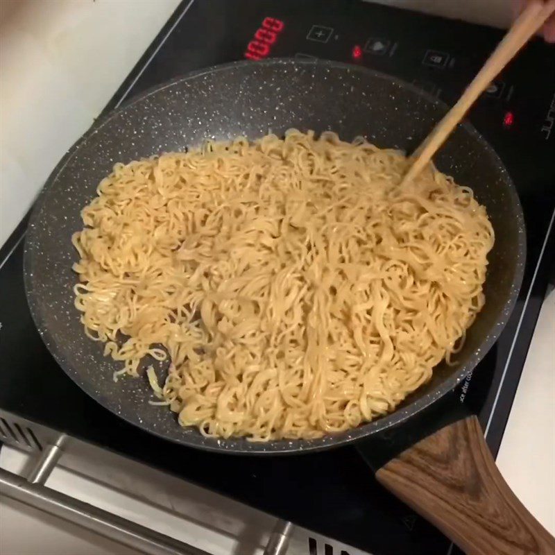 Step 2 Stir-fry the noodles Fried Noodles with Pate