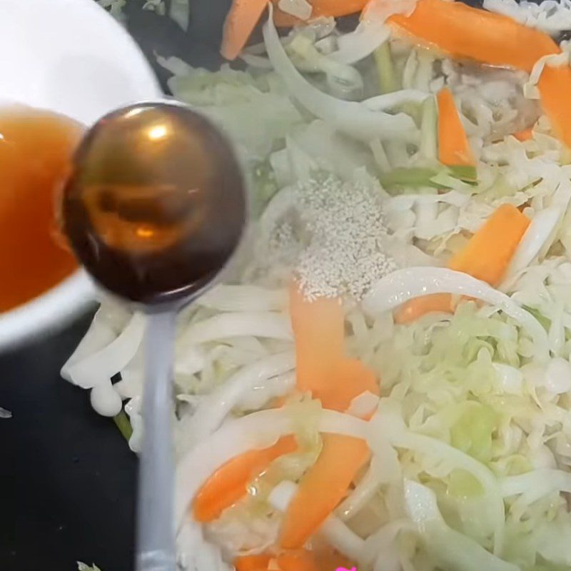 Step 3 Stir-fry vegetables Fried noodles with eggs, vegetables, and mushrooms