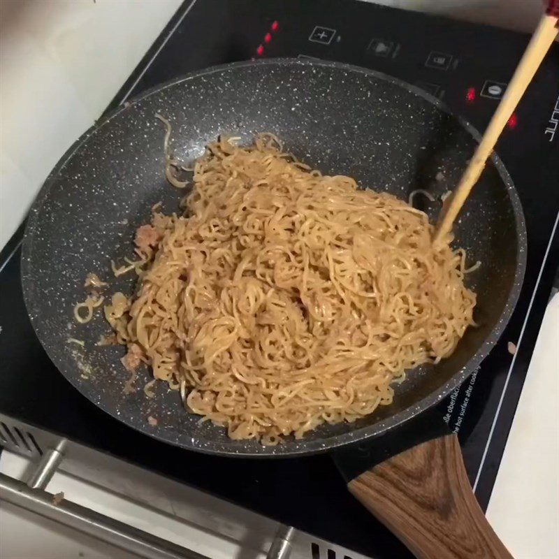 Step 2 Stir-fry the noodles Fried Noodles with Pate