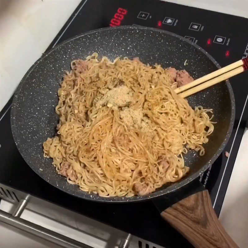 Step 2 Stir-fry the noodles Fried Noodles with Pate