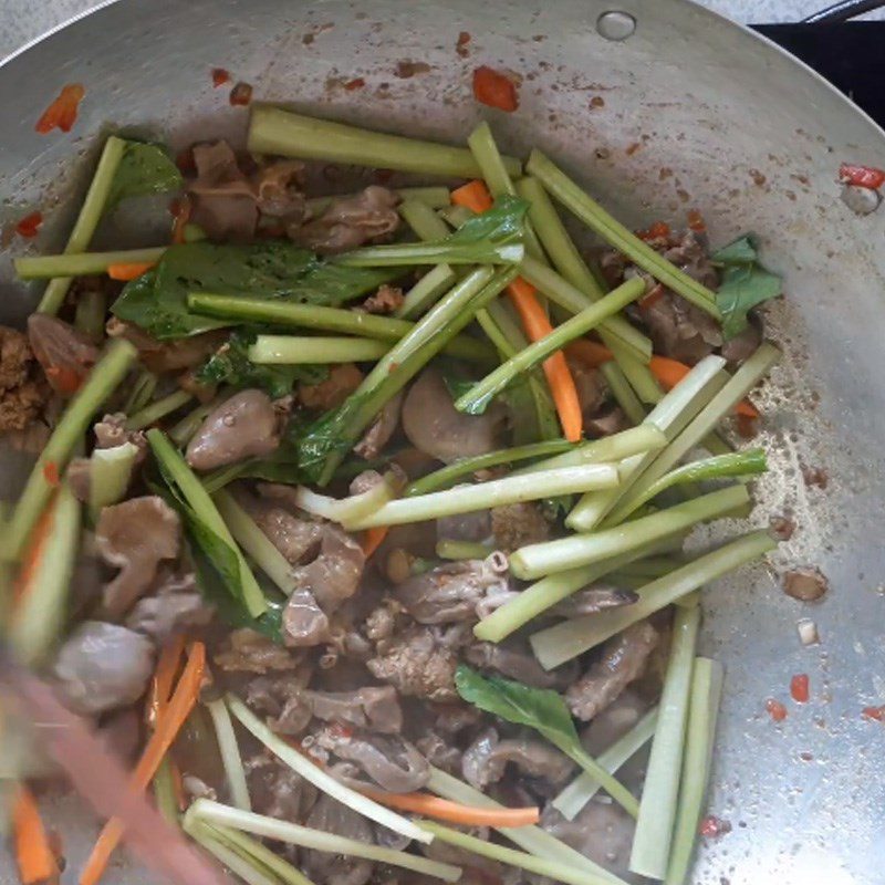 Step 5 Stir-fried noodles Stir-fried noodles with chicken entrails