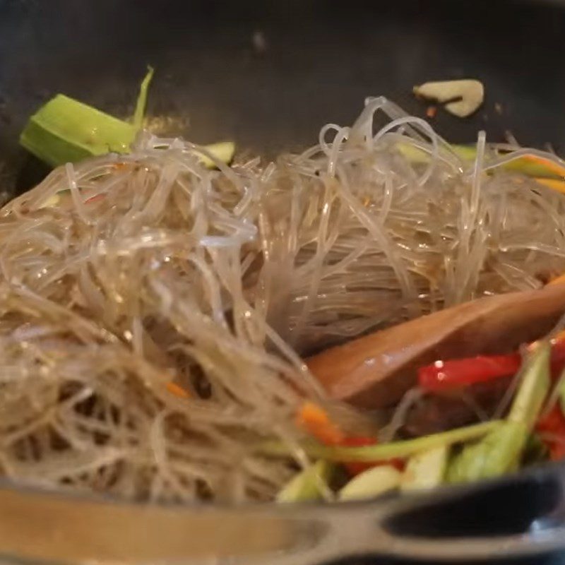 Step 5 Stir-fry noodles Fried noodles with chicken