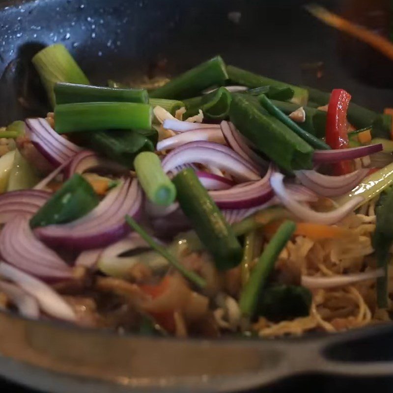 Step 5 Stir-fry noodles Fried noodles with chicken