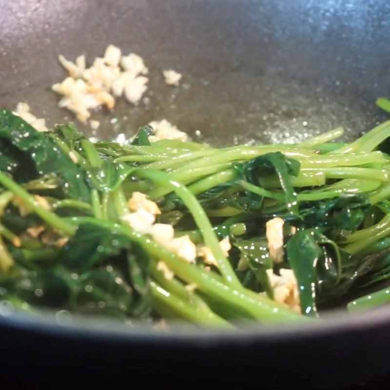 Step 3 Stir-fry the dish Stir-fried water spinach with fermented rice