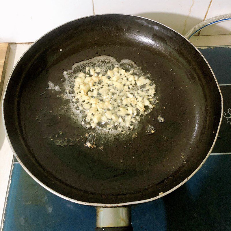 Step 2 Stir-Fry the Dish Stir-Fried Amaranth with Garlic