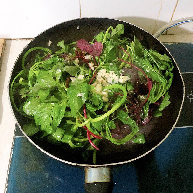 Step 2 Stir-Fry the Dish Stir-Fried Amaranth with Garlic