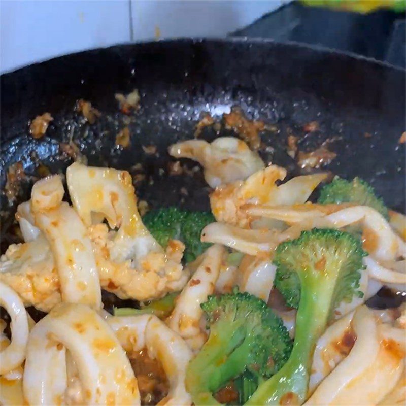 Step 3 Stir-fried Squid with Broccoli Stir-fried squid with satay and broccoli