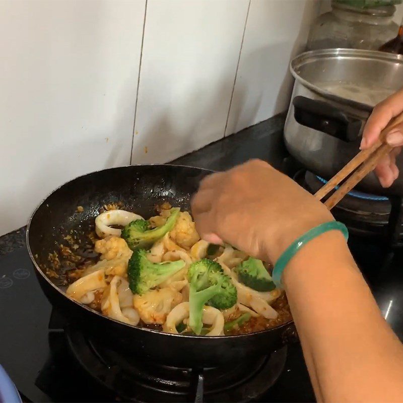 Step 3 Stir-fried Squid with Broccoli Stir-fried squid with satay and broccoli